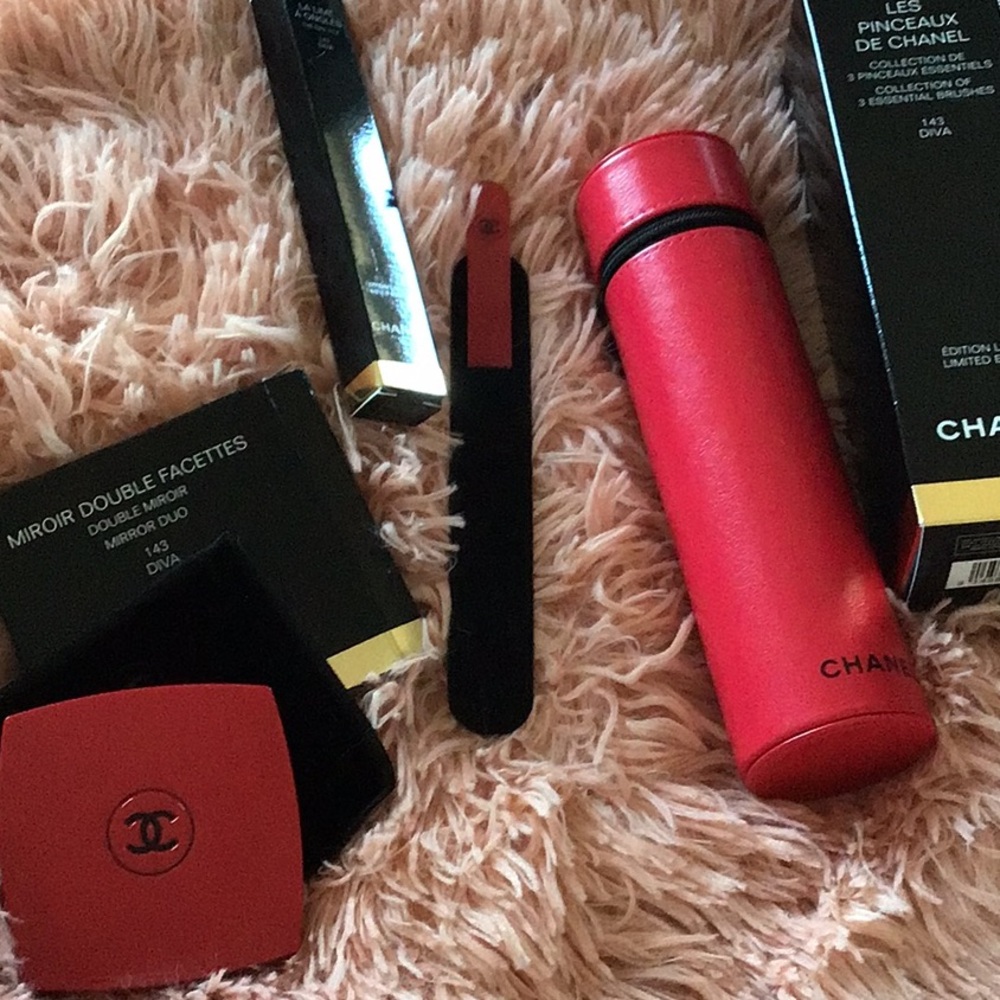 New Chanel Limited Edition DIVA Code Couleur Brush Mirror Nail File Set